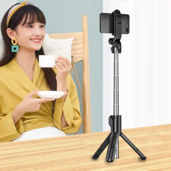 98fc8d25-50c9-46c4-b241-a71e7c9e000e.webp Q07 Selfie Stick Tripod with Fill Light & Remote